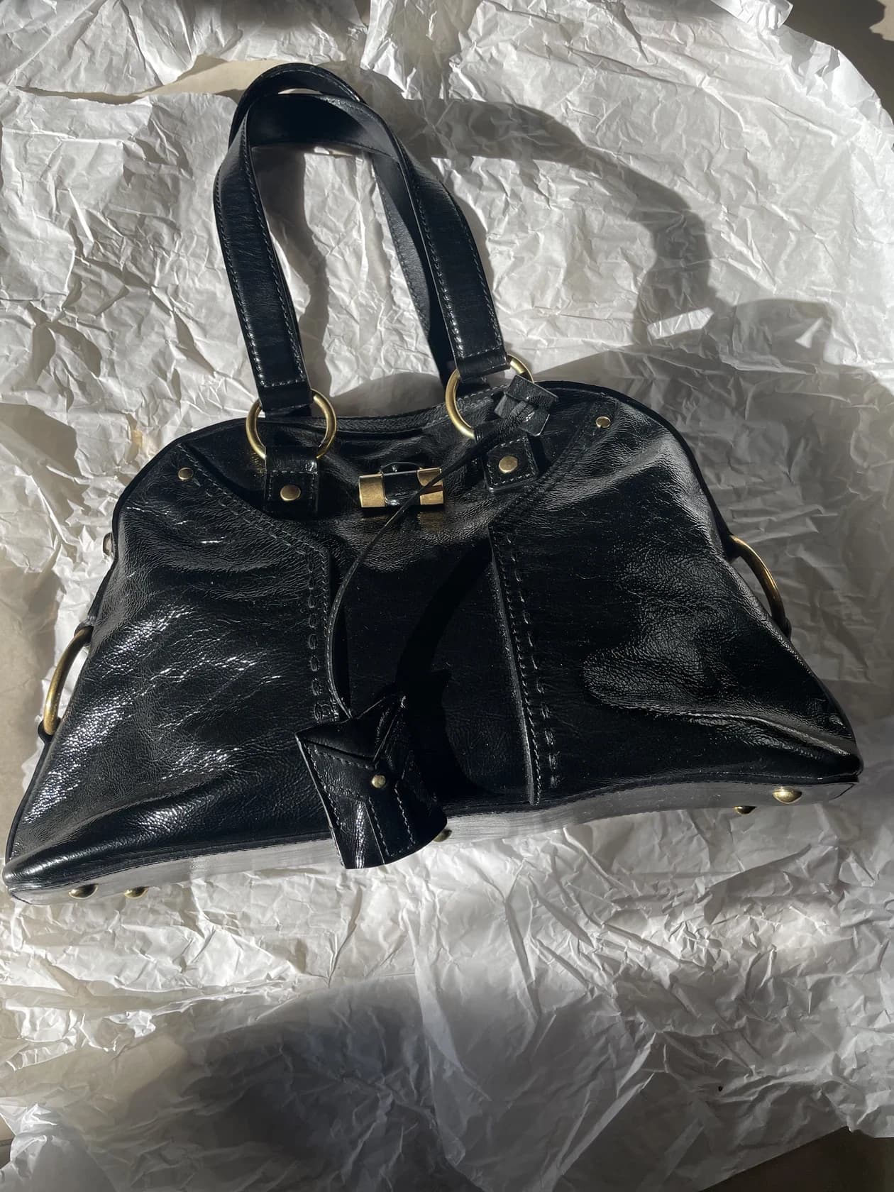 Сумка Yves Saint Laurent Muse, лакированная кожа с золотистой фурнитурой, размер не указан