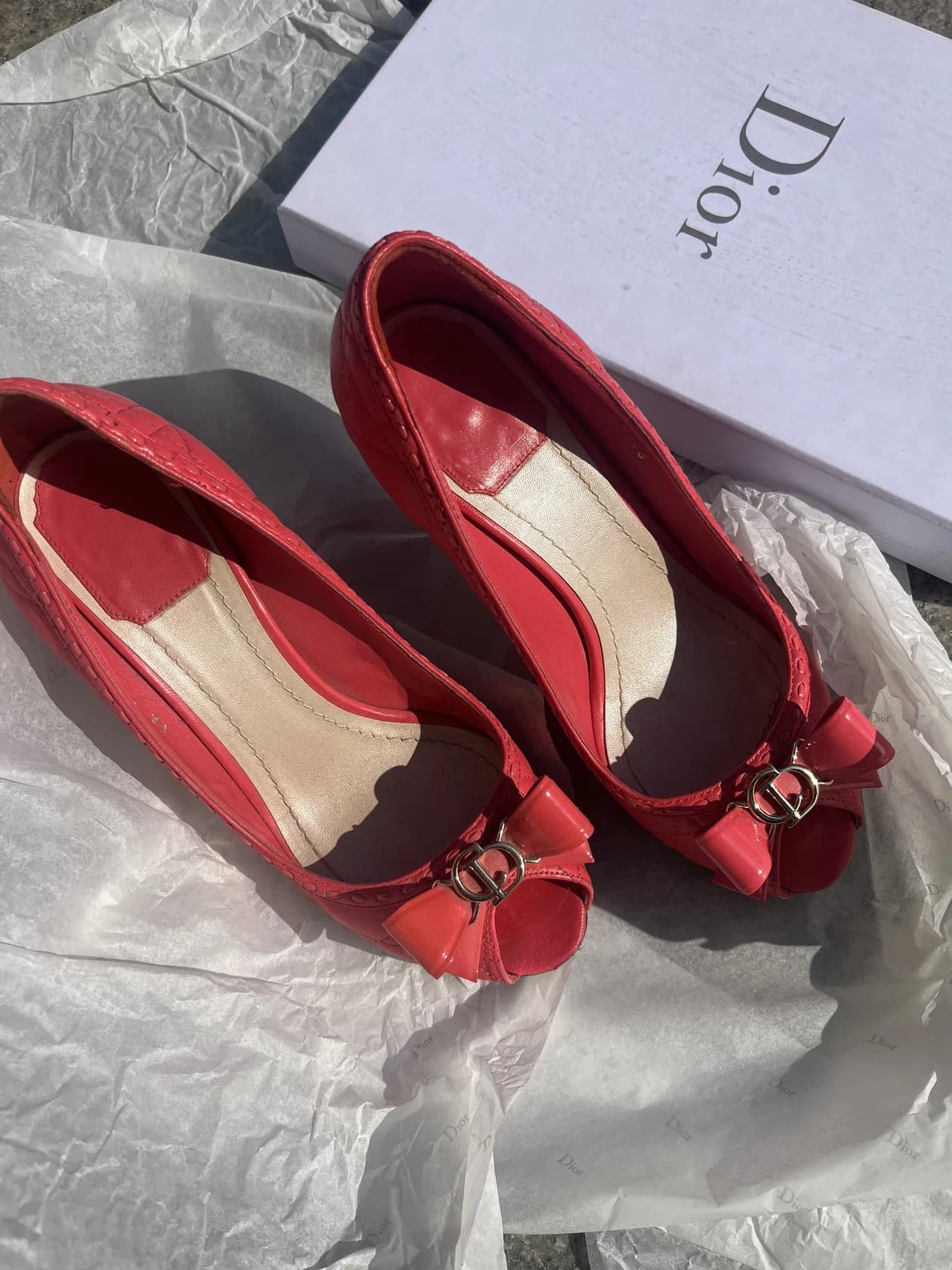 Туфли Dior с золотистой монограммой, коралловая кожа