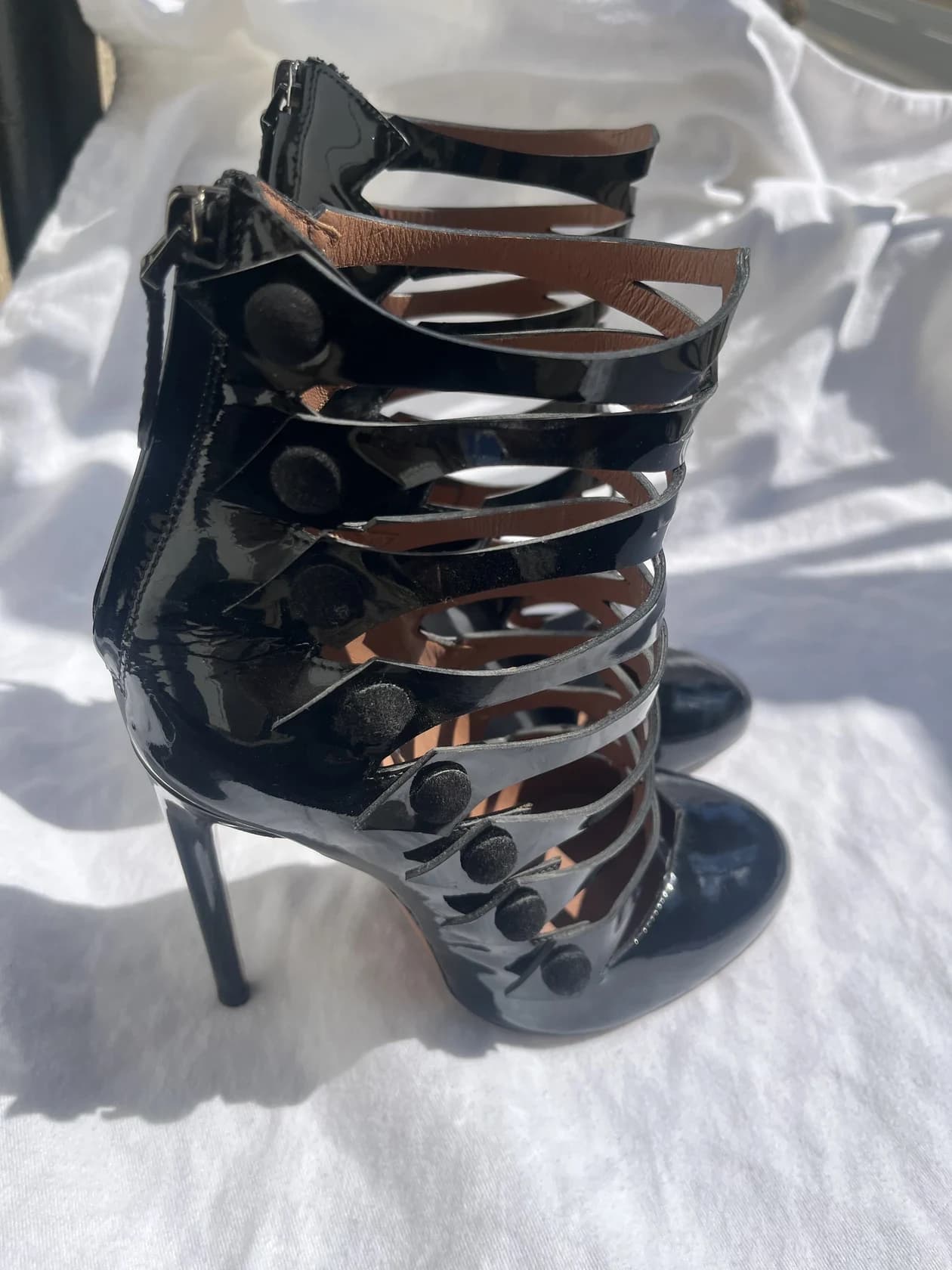 Босоножки Alaïa из лакированной кожи
