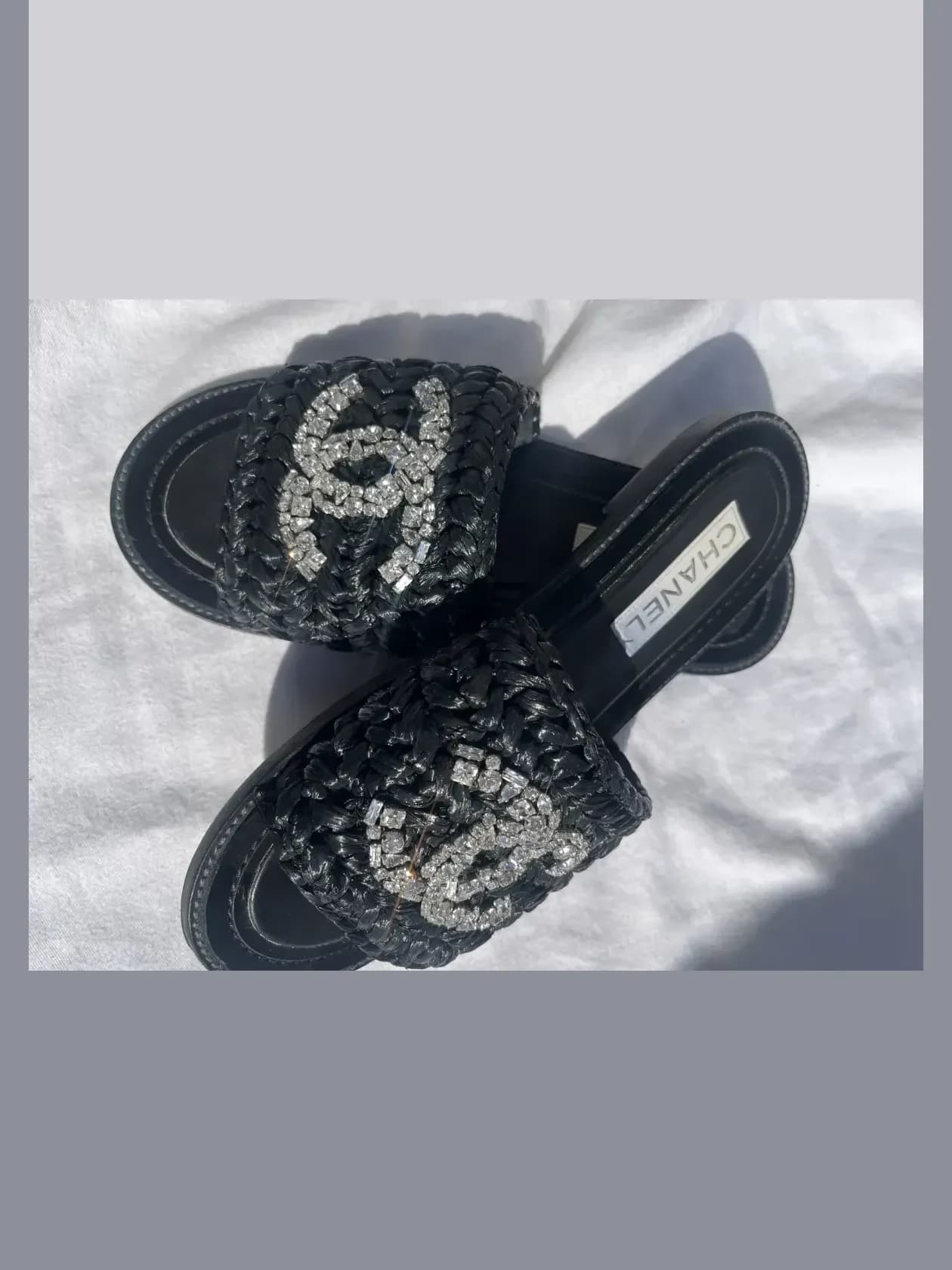 Шлепанцы Chanel из раффии с логотипом из кристаллов