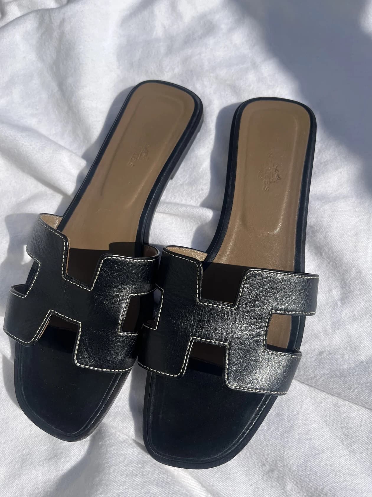 Шлепанцы Hermès Oran, черная кожа с белой прострочкой