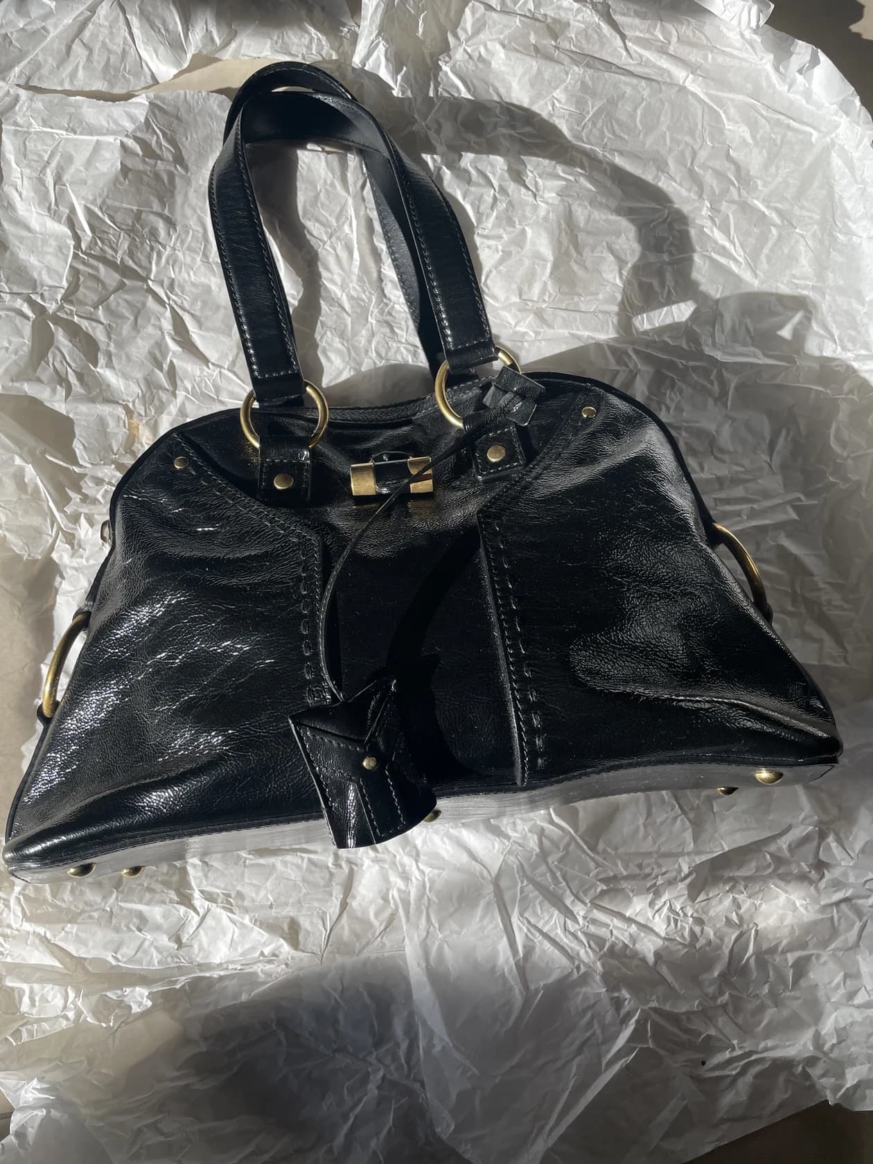 Сумка Yves Saint Laurent Muse, лакированная кожа с золотистой фурнитурой, размер не указан