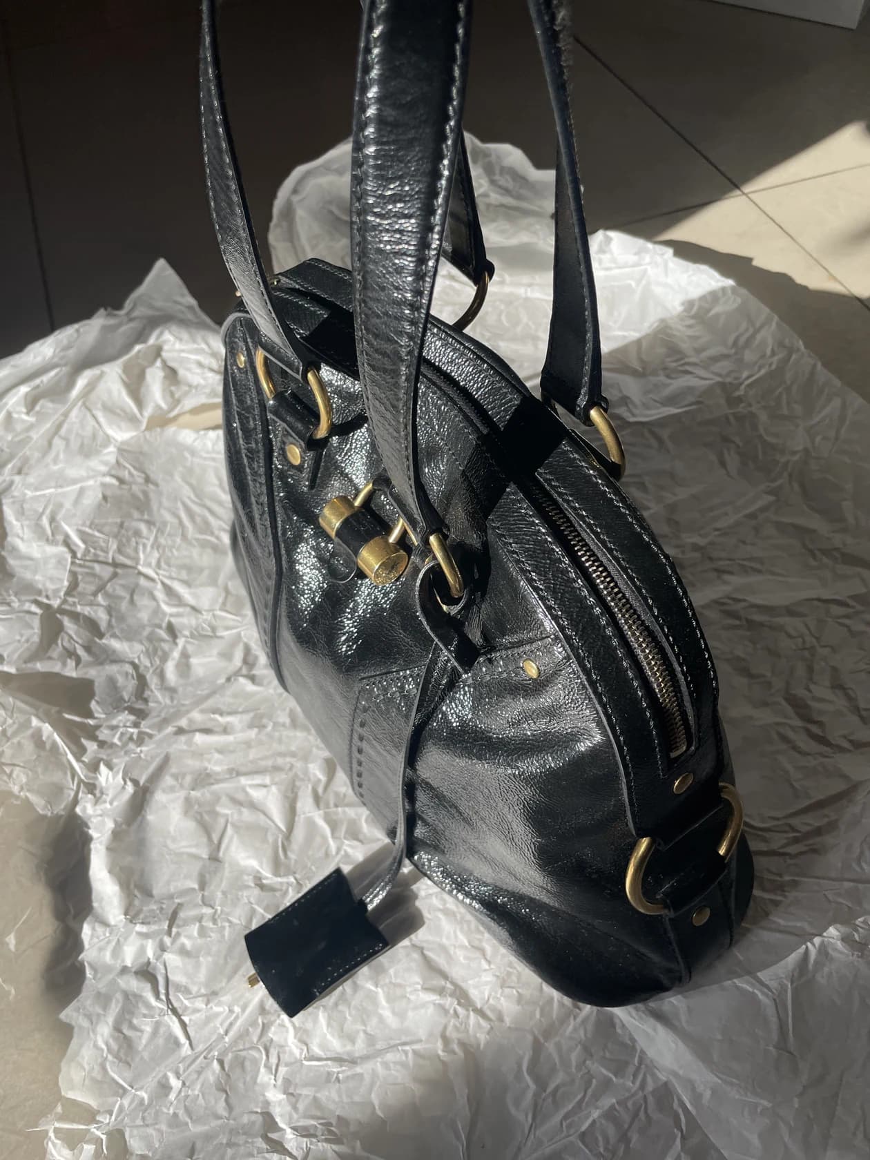 Сумка Yves Saint Laurent Muse, лакированная кожа с золотистой фурнитурой, размер не указан — фото 2