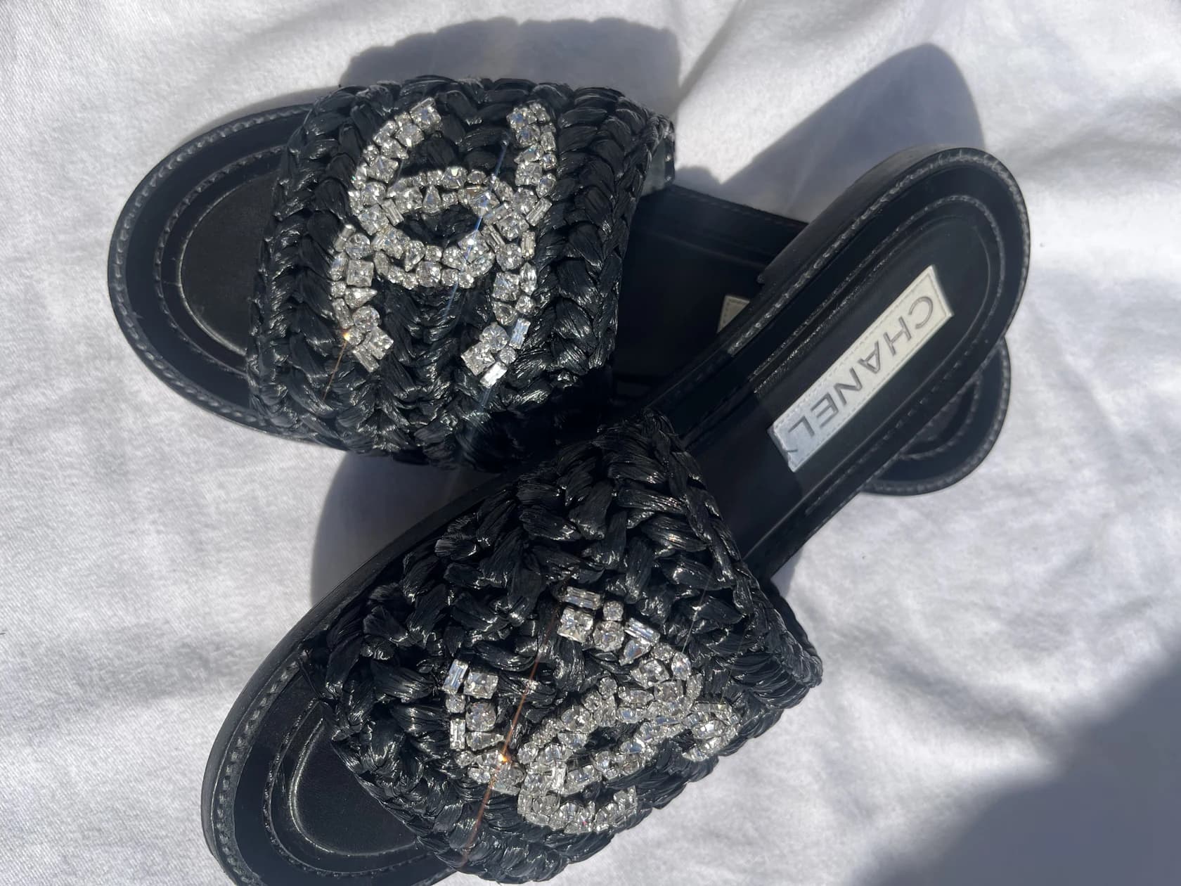 Шлепанцы Chanel из раффии с логотипом из кристаллов