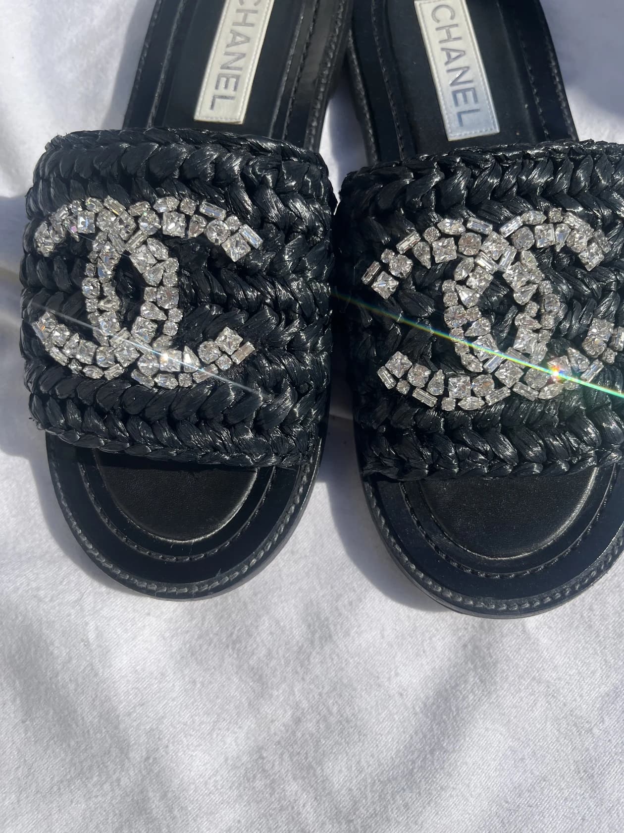 Шлепанцы Chanel из раффии с логотипом из кристаллов — фото 2