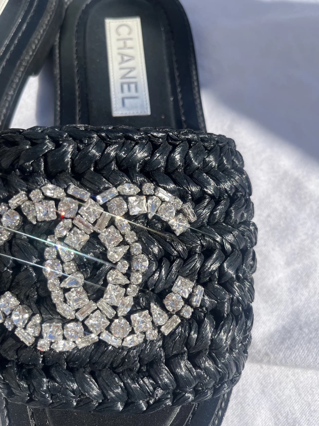 Шлепанцы Chanel из раффии с логотипом из кристаллов — фото 3