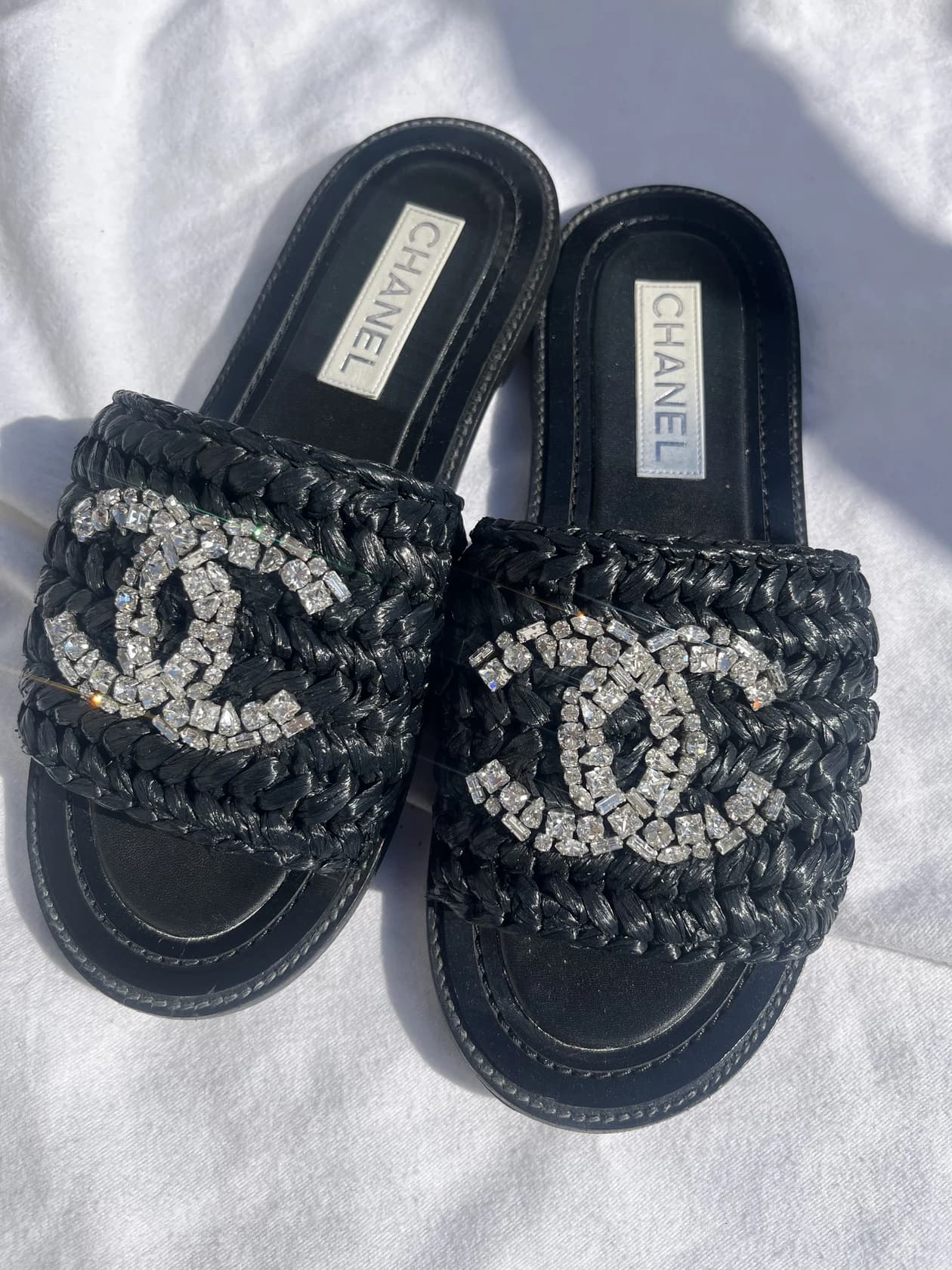 Шлепанцы Chanel из раффии с логотипом из кристаллов — фото 4
