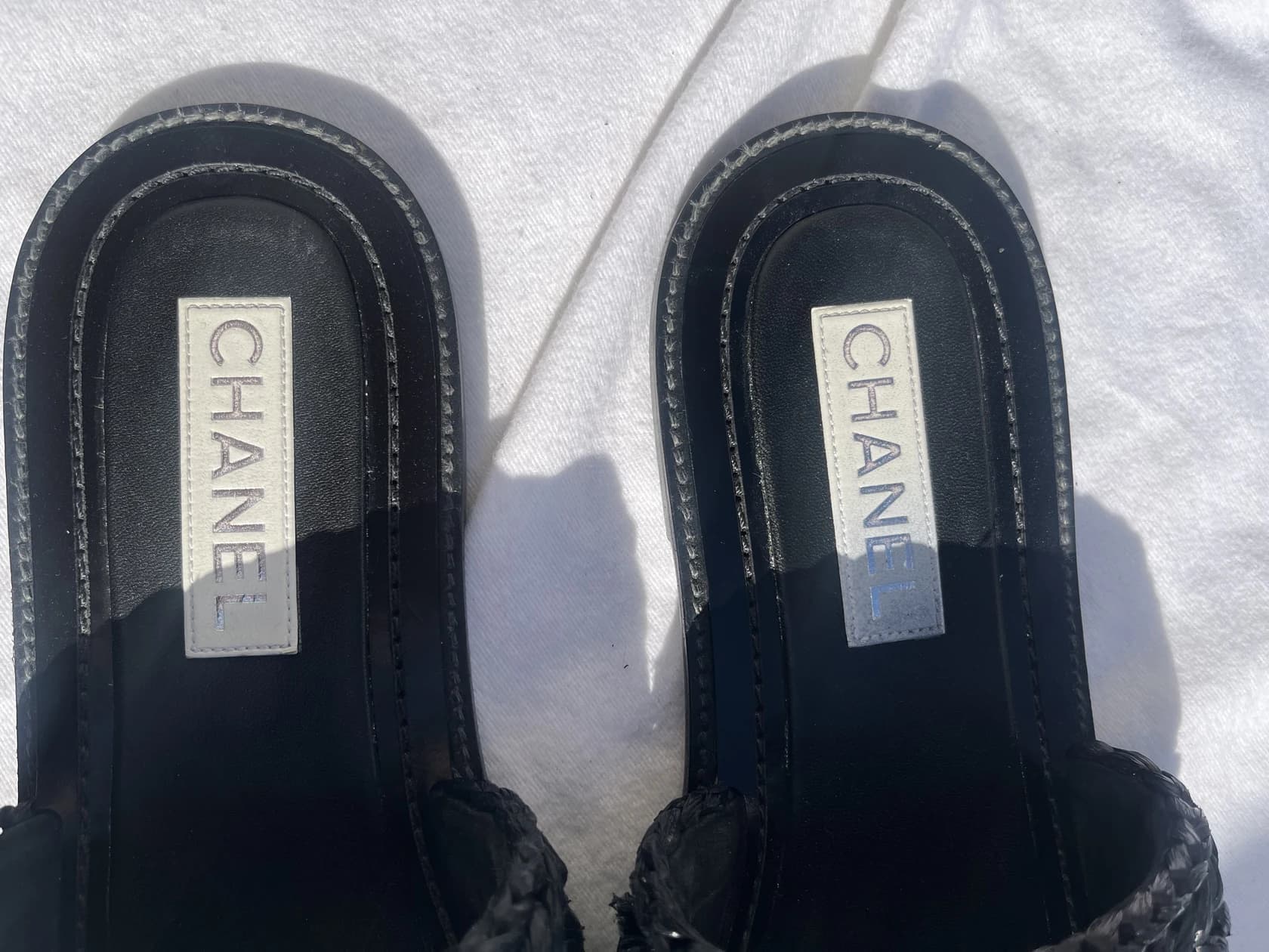 Шлепанцы Chanel из раффии с логотипом из кристаллов — фото 5