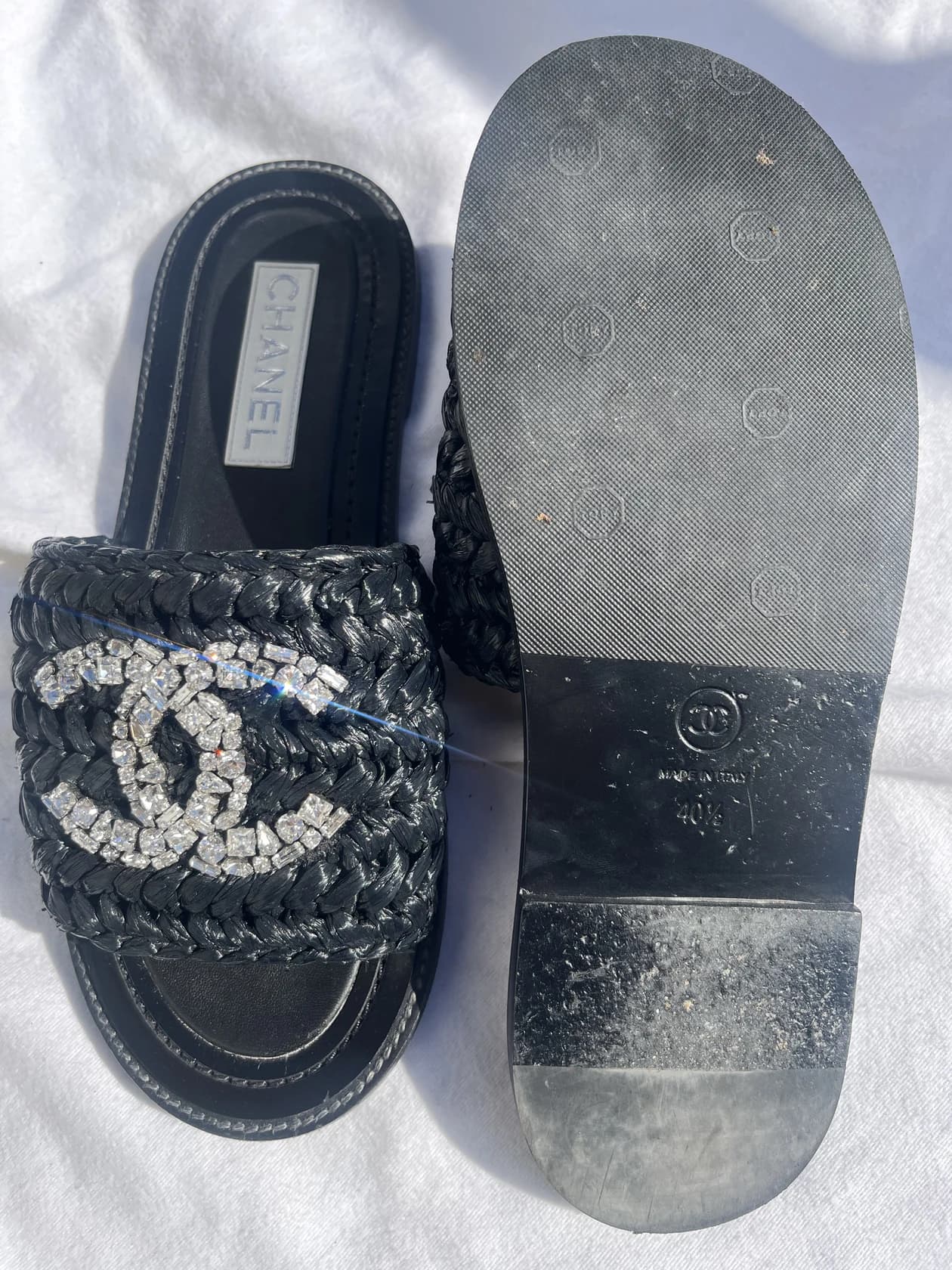 Шлепанцы Chanel из раффии с логотипом из кристаллов — фото 6