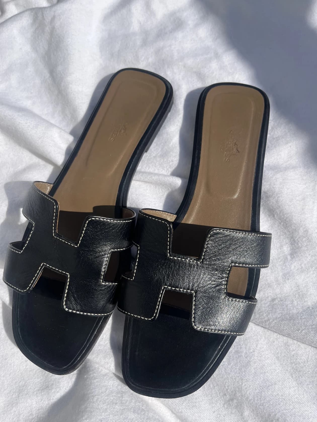 Шлепанцы Hermès Oran, черная кожа с белой прострочкой