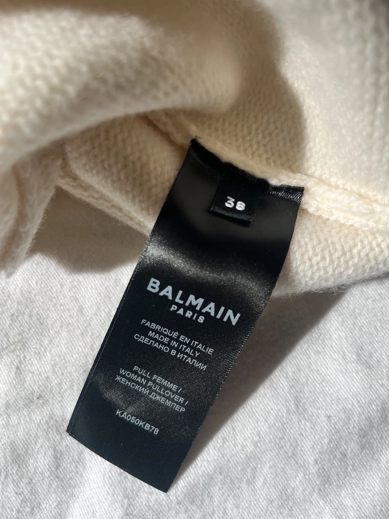 Шерстяной свитер Balmain с цепью и открытыми плечами — фото 4