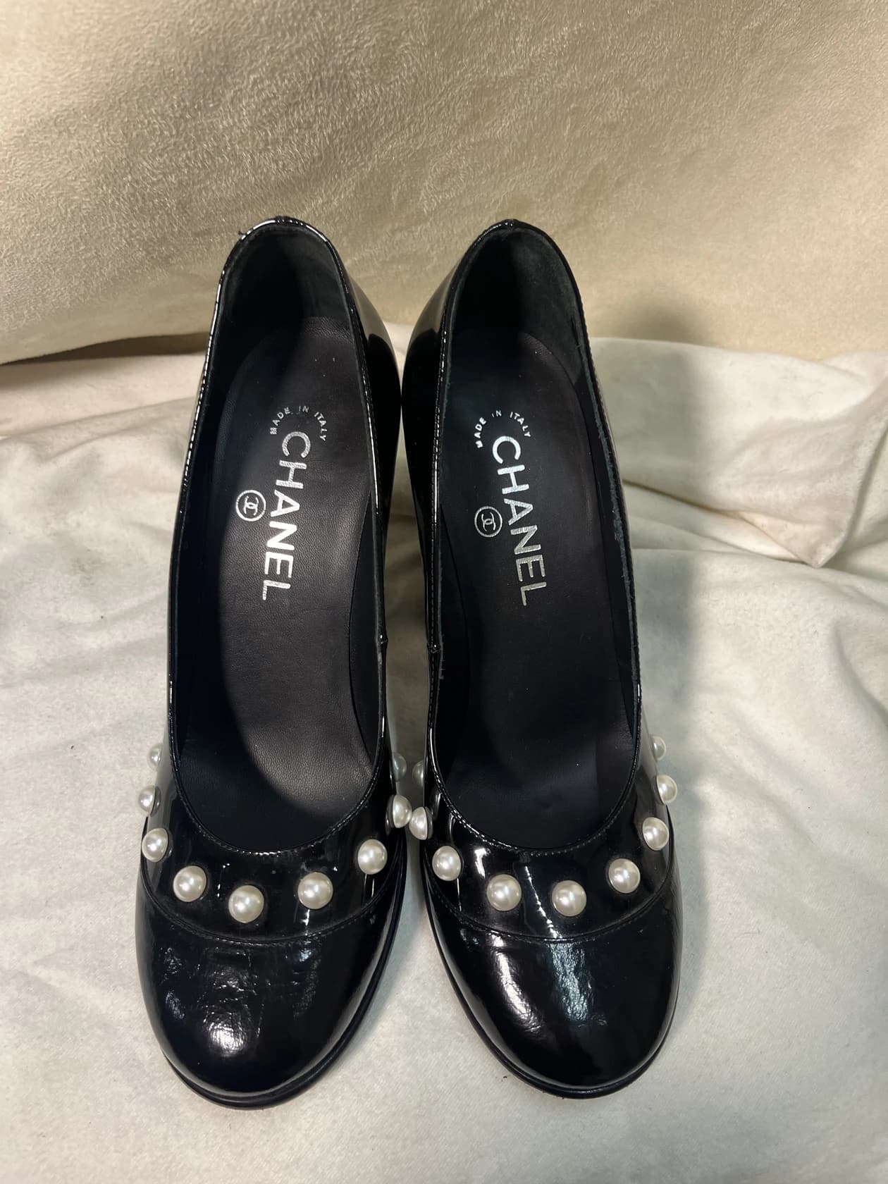 Лаковые туфли Chanel с жемчугом, 38,5 размер