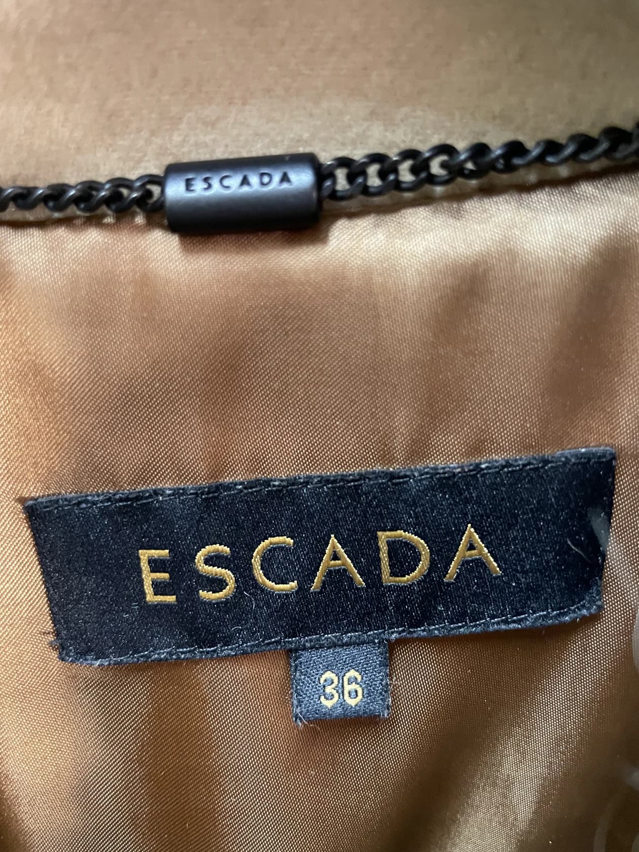 Пальто Escada из букле с воротником из меха ягненка, 44 размер — фото 10