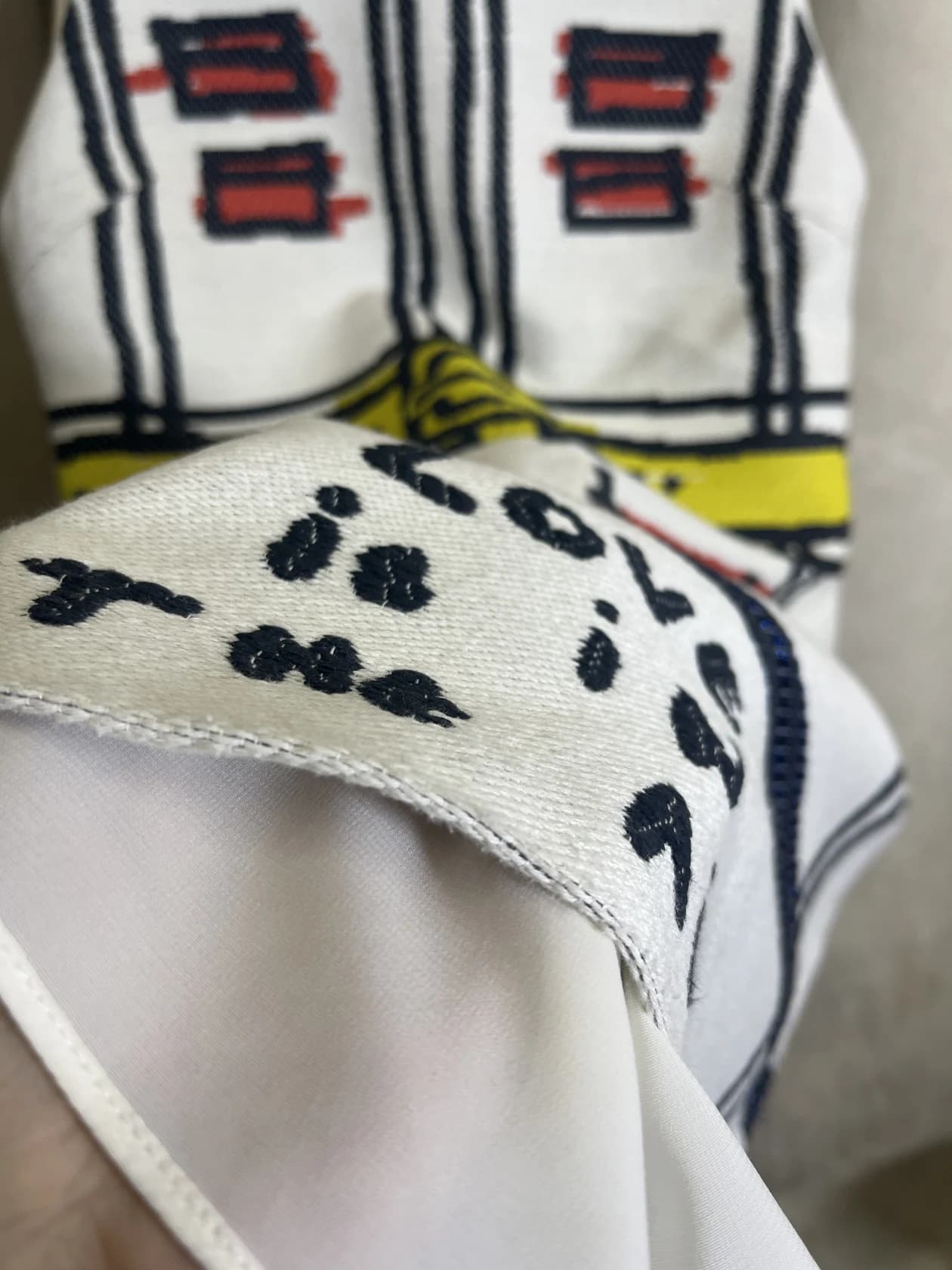 Платье Alice + Olivia с графичным принтом — фото 6