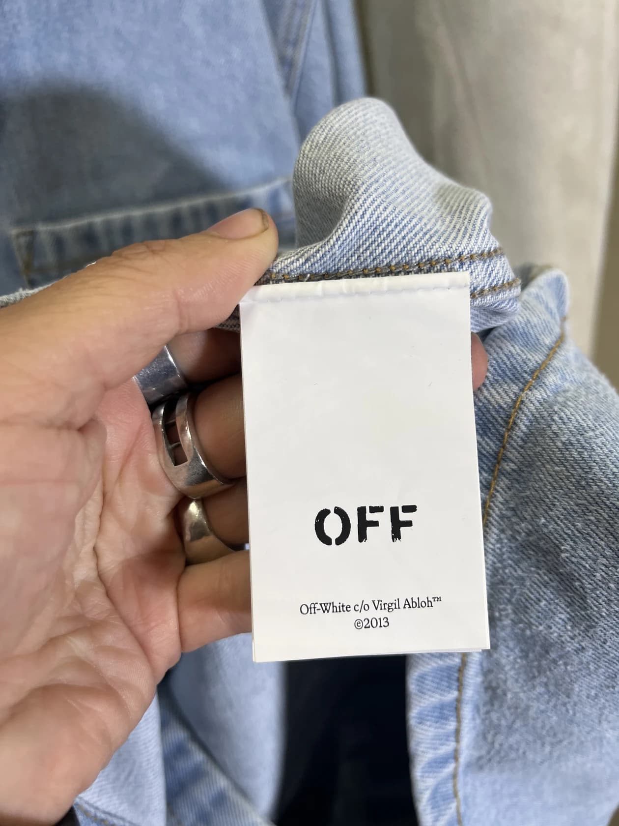 Платье-рубашка Off-White из денима, асимметрия — фото 7