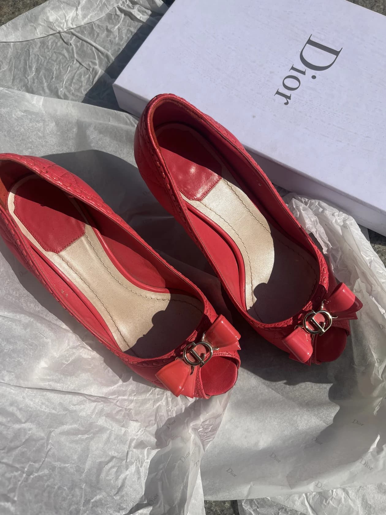 Туфли Dior с золотистой монограммой, коралловая кожа