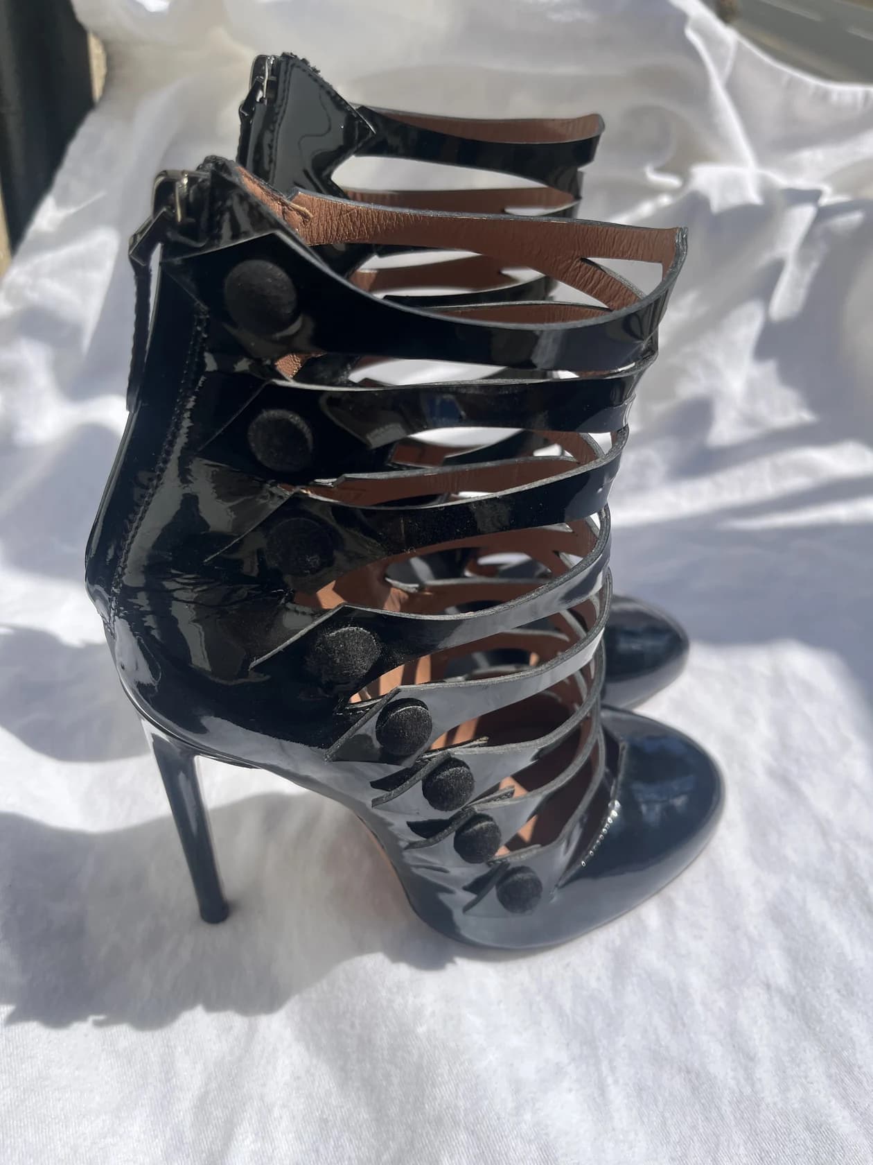 Босоножки Alaïa из лакированной кожи