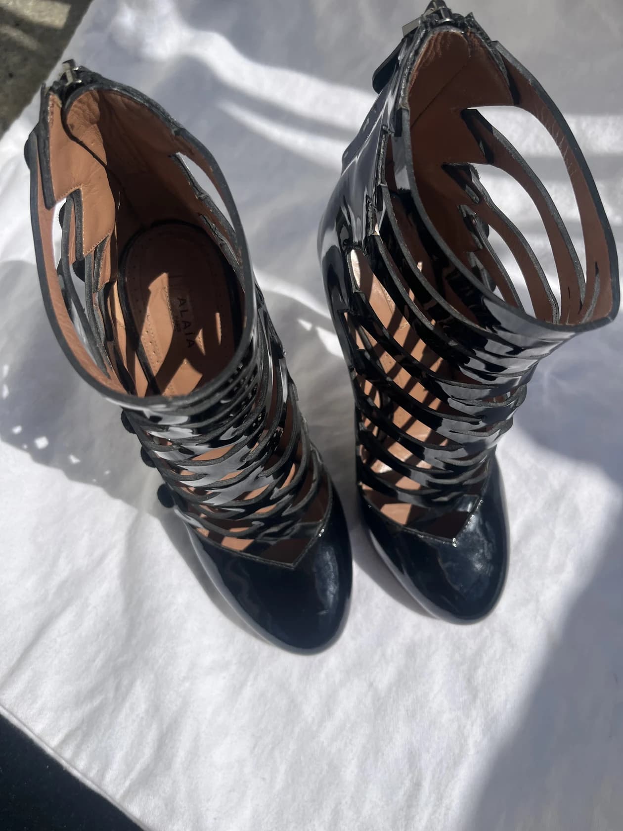 Босоножки Alaïa из лакированной кожи — фото 2