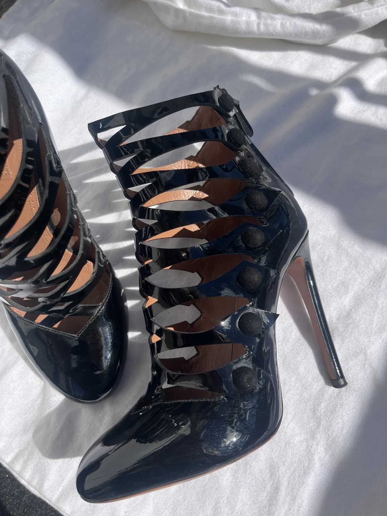Босоножки Alaïa из лакированной кожи — фото 3
