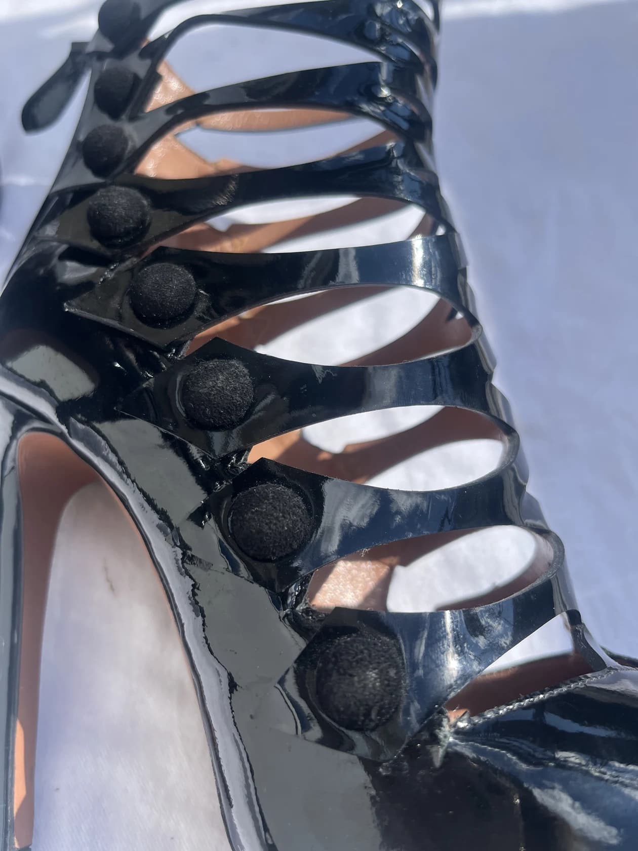 Босоножки Alaïa из лакированной кожи — фото 5