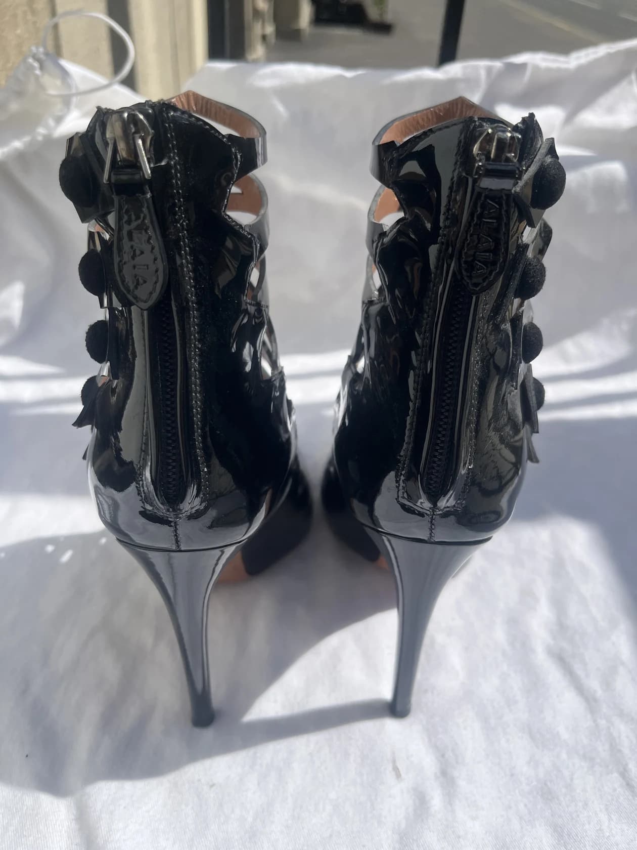 Босоножки Alaïa из лакированной кожи — фото 6