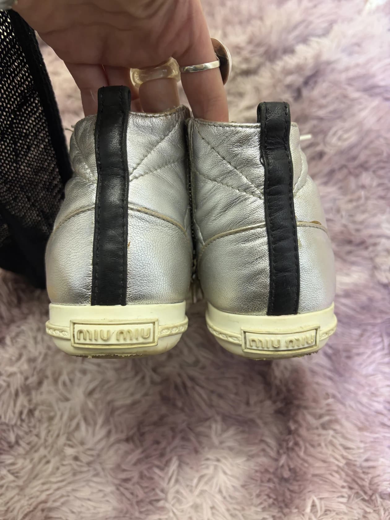 Высокие кеды Miu Miu из серебристой стеганой кожи — фото 9