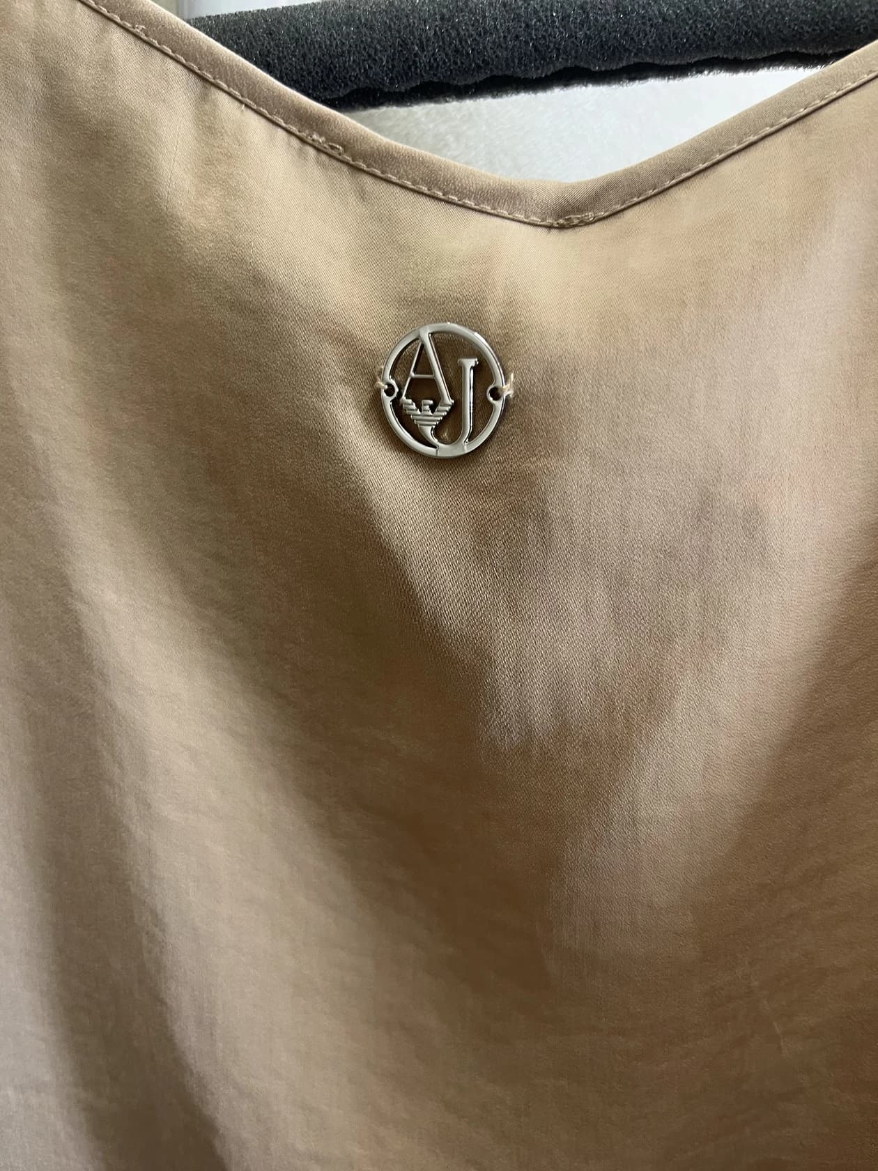 Платье Armani Jeans песочного цвета, свободный крой — фото 3