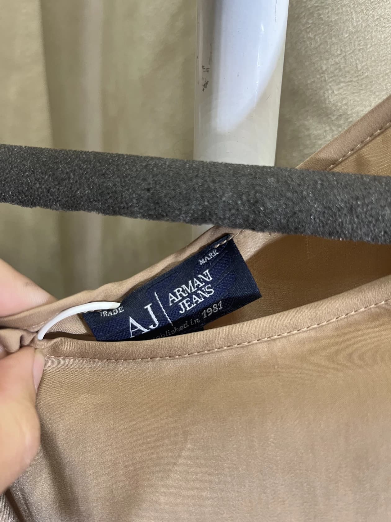 Платье Armani Jeans песочного цвета, свободный крой — фото 6