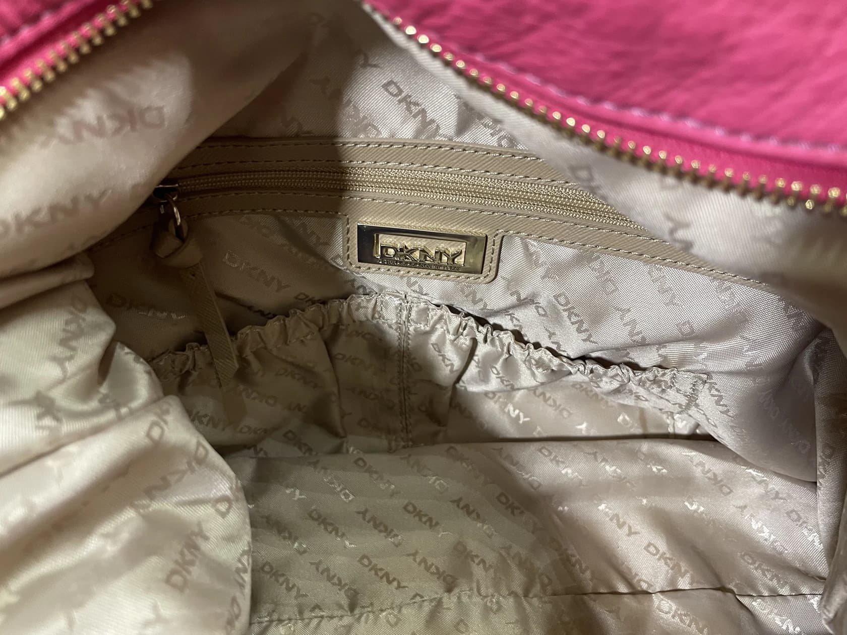 Сумка-мешок DKNY из мягкой кожи, золотистая фурнитура — фото 5